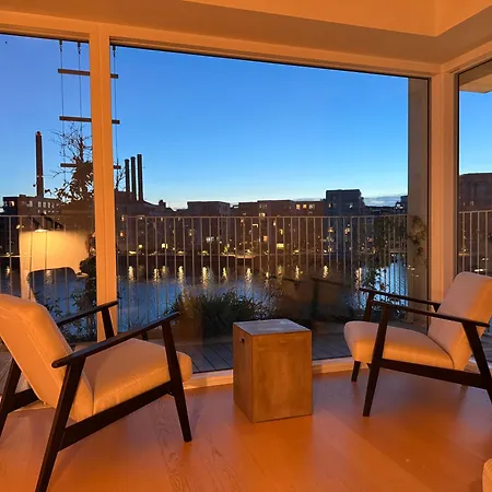 Laekker Med Vand Udsigt Pa Islands Brygge Copenhagen
