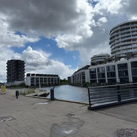 Laekker Med Vand Udsigt Pa Islands Brygge *