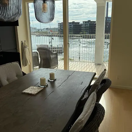 Laekker Med Vand Udsigt Pa Islands Brygge Copenhagen