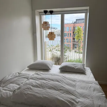 Laekker Med Vand Udsigt Pa Islands Brygge