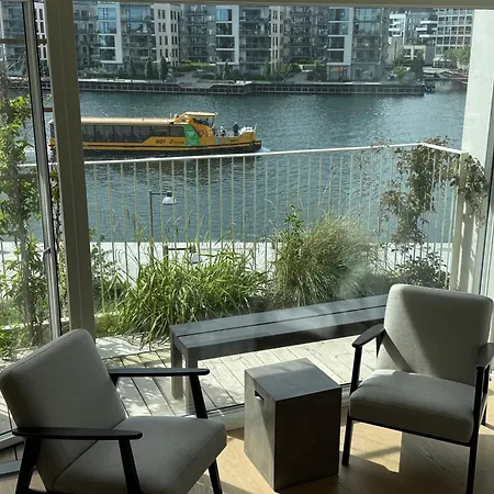 Laekker Med Vand Udsigt Pa Islands Brygge